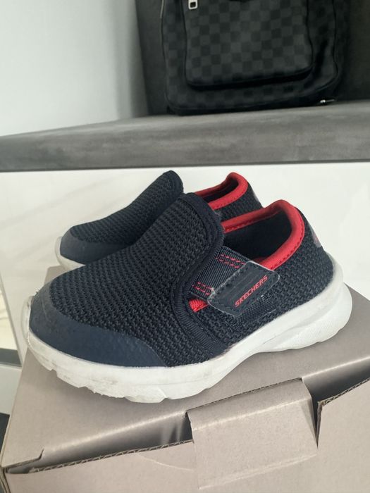 Granatowe buciki marki Skechers w rozmiarze 21,5 (12 cm)