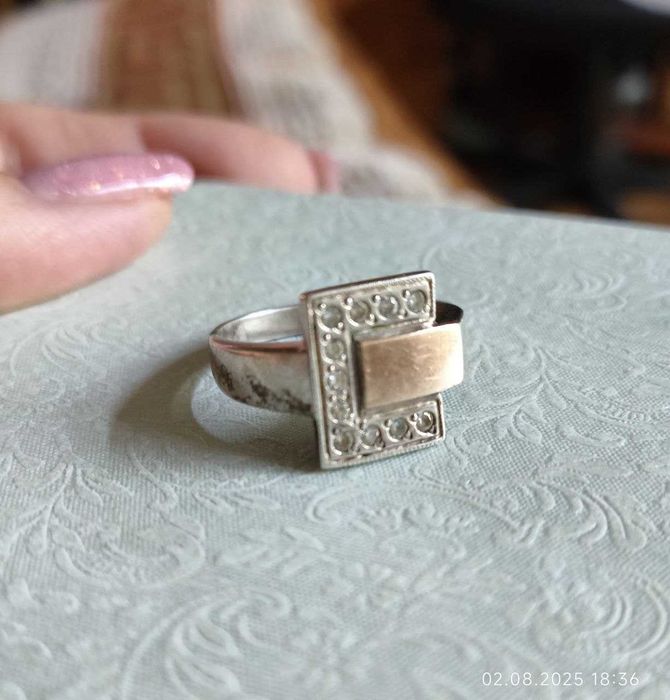 Продам серебряное кольцо с золотой вставкой и фионитами