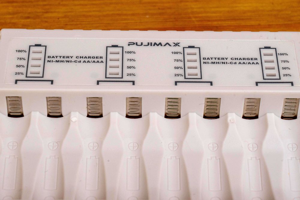 Carregador para 8 pilhas NI/MH e NI/CD