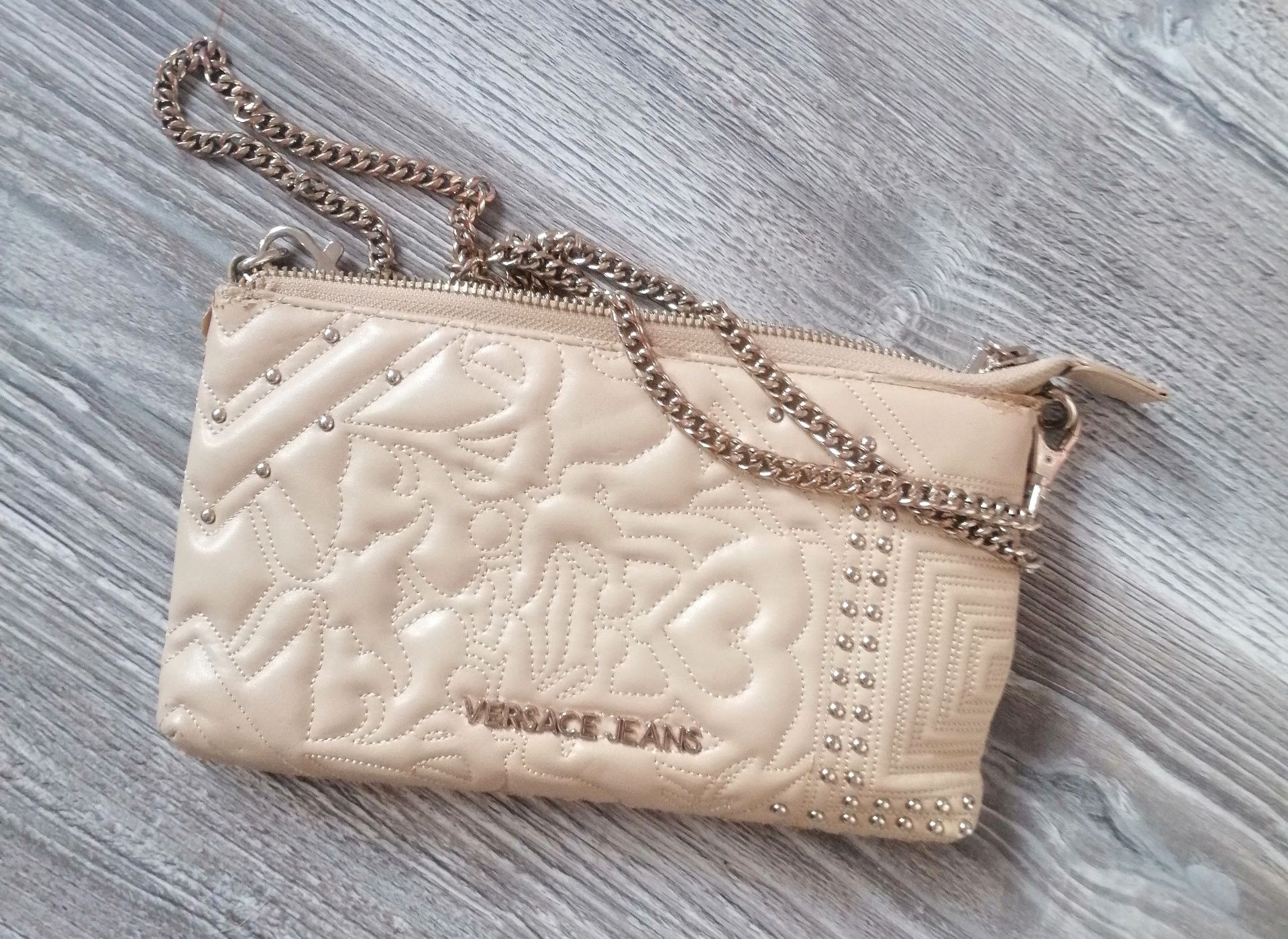 Versace beżowa torebka na złotym łańcuszku