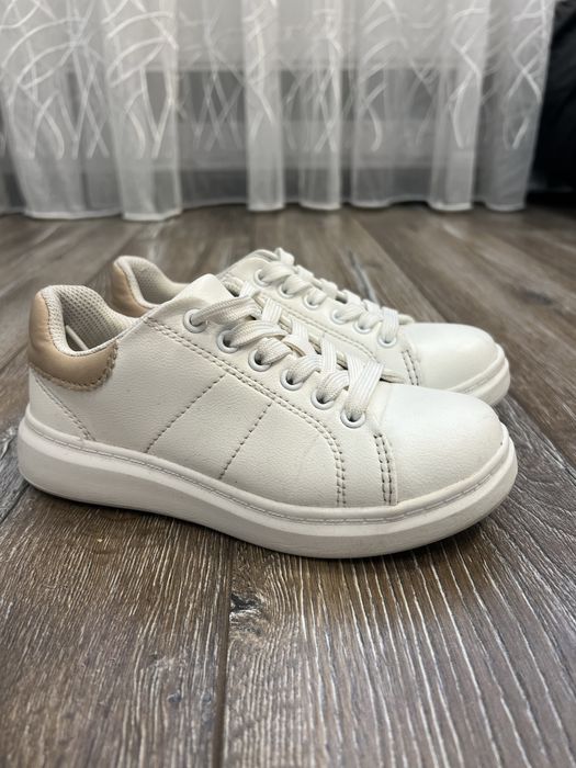 Білі дитячі кросівки