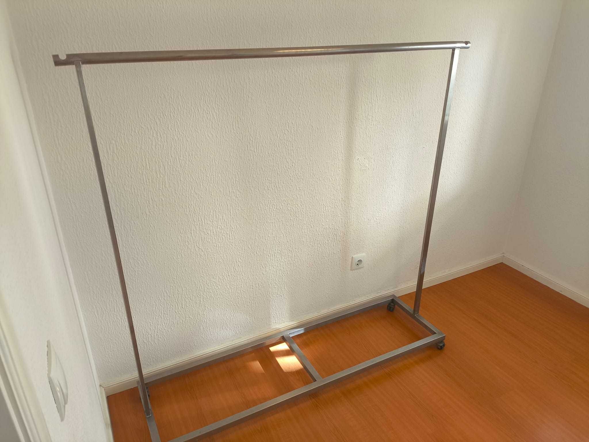 Expositor Roupa inox com rodas