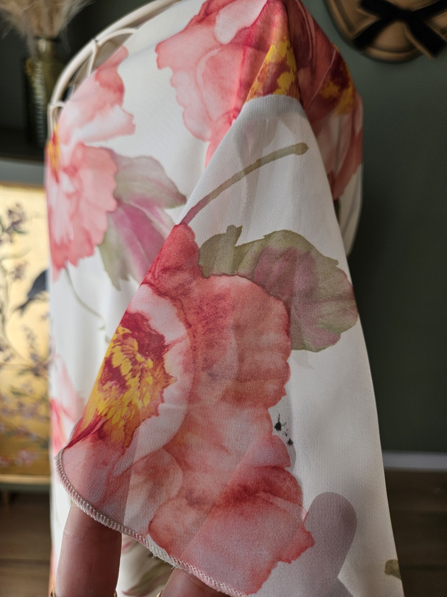 Elegancka Sukienka Damska Maxi Letnia w Kwiaty delikatba jasna w kw