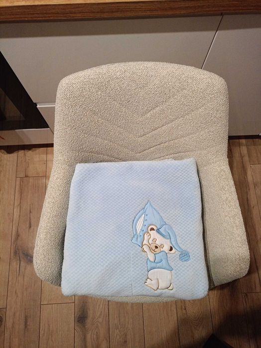 Duży gruby niebieski kocyk