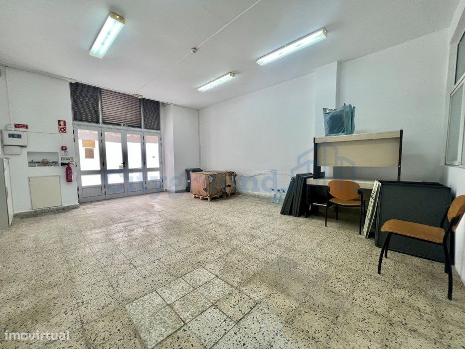 Loja com terraço junto à Alameda