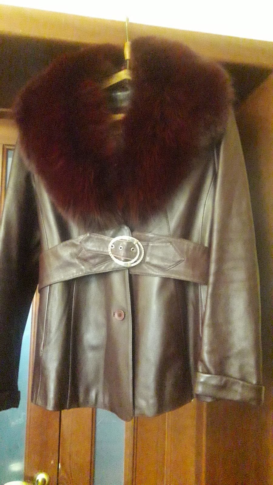 Продам кожаную куртку цвета бордо с подкладкой.