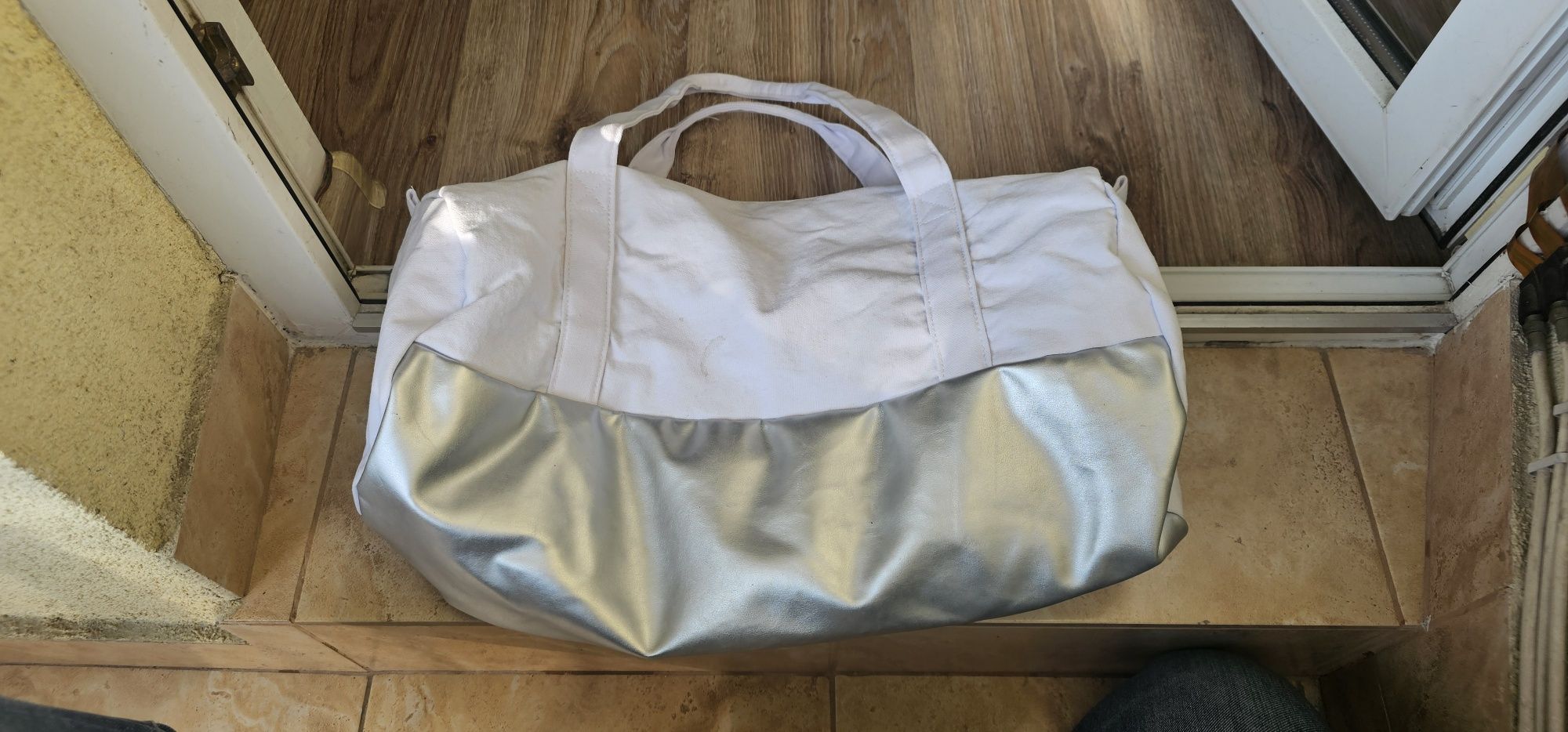 Torba CALVIN KLEIN biało srebrna wymiary na zdjęciach