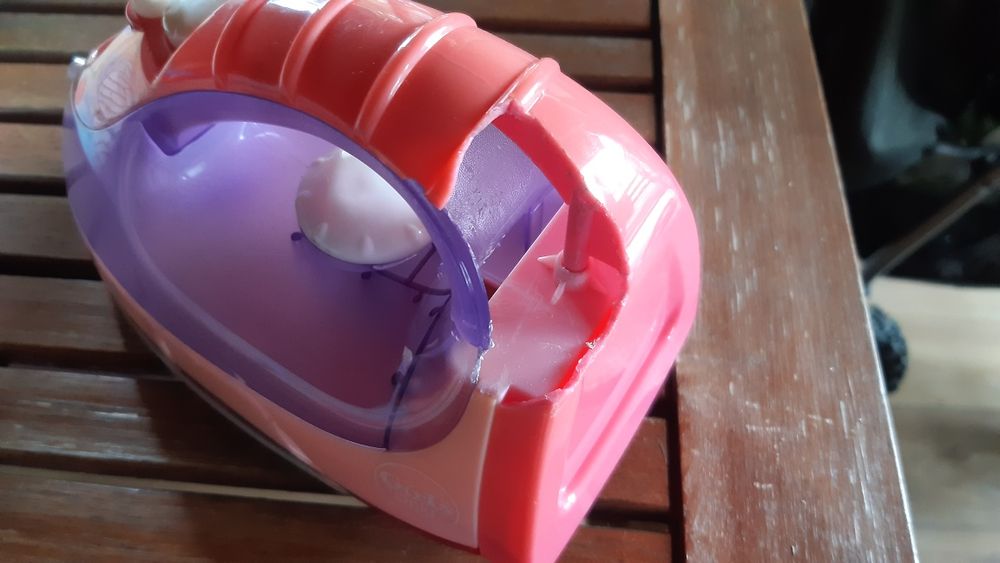 Żelazko wydajace odgłosy.