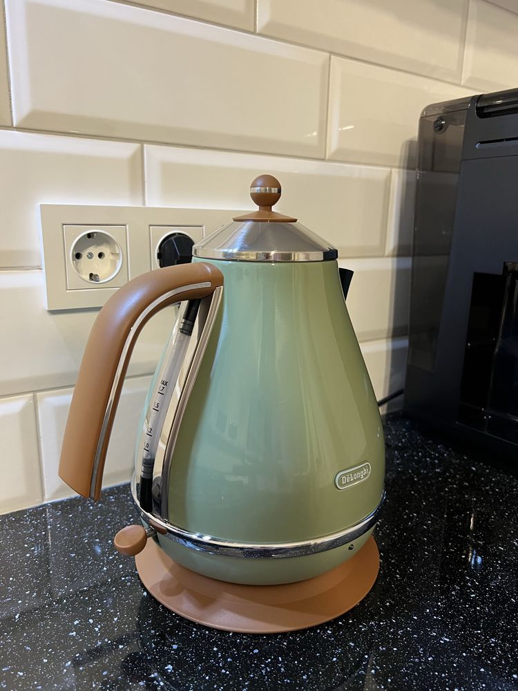 Електричний чайник Delonghi зеленый