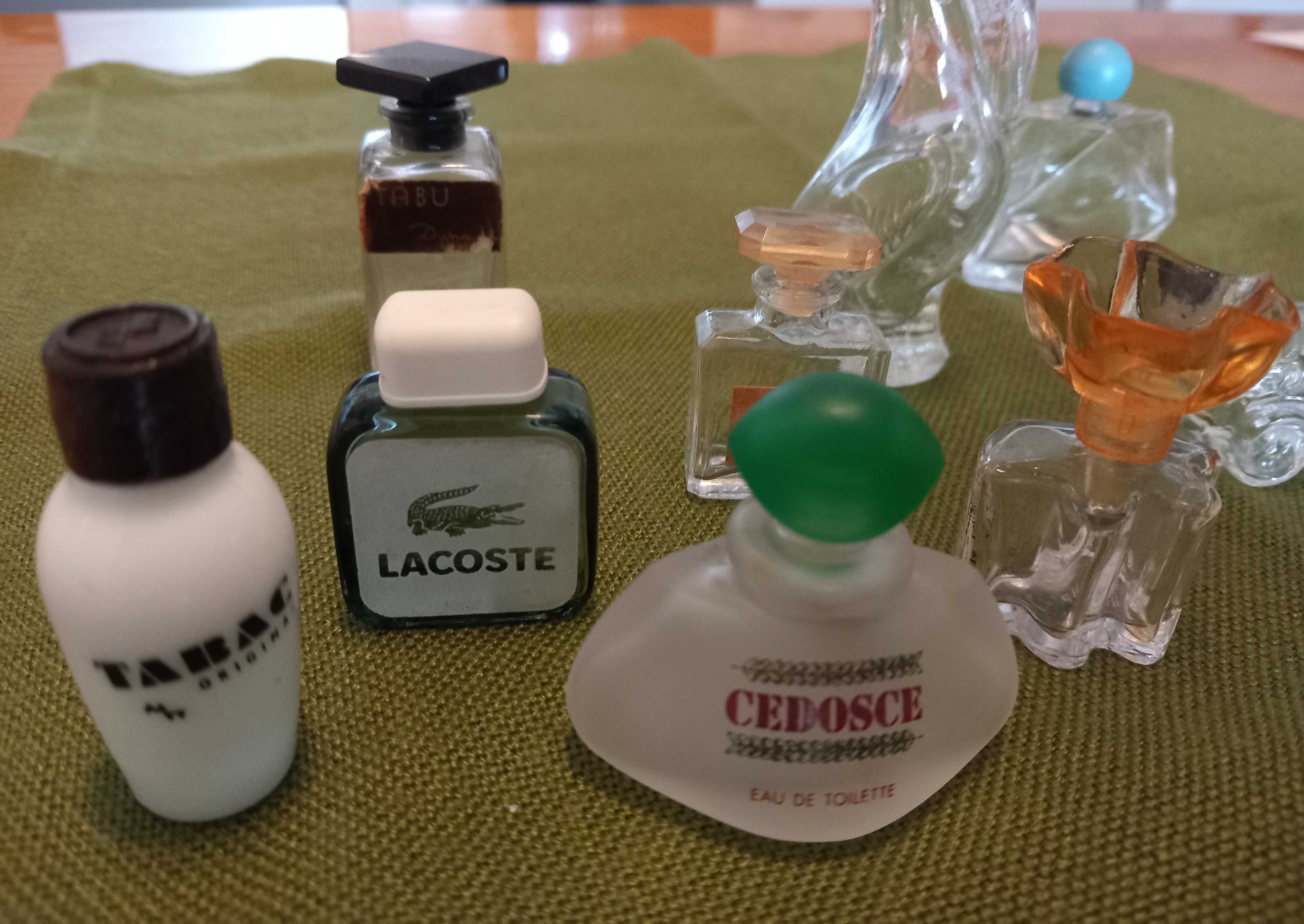 Conjunto de frasquinhos miniatura de perfume.