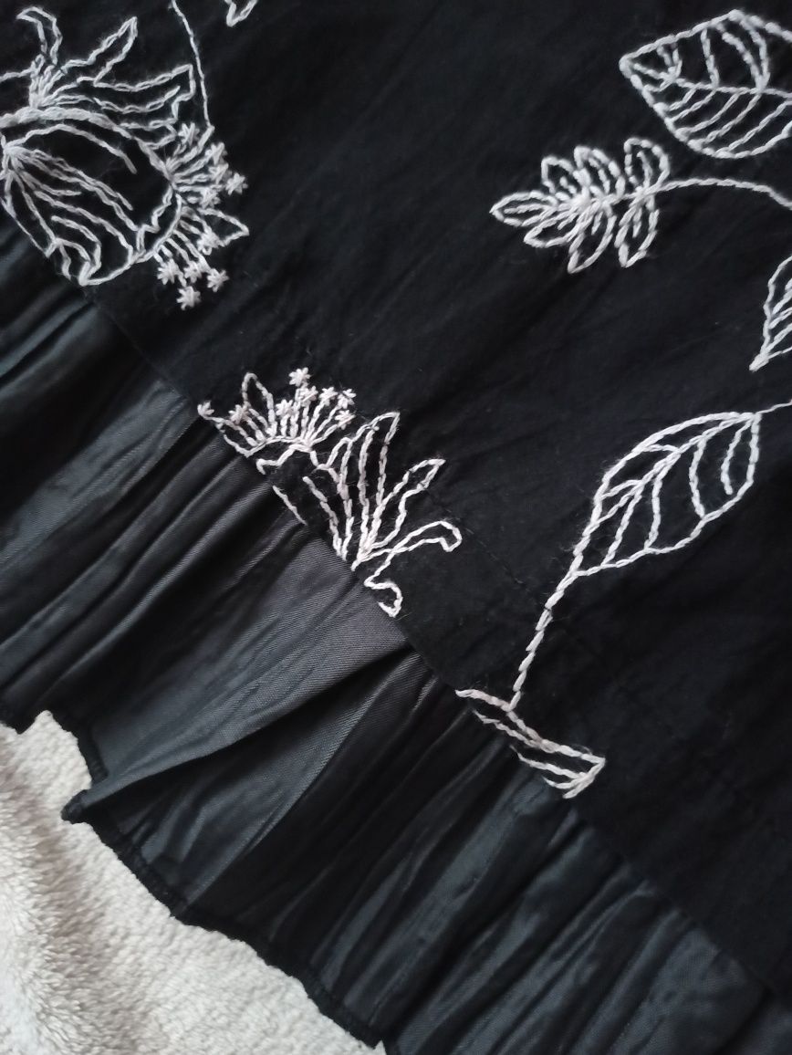 Czarna spódnica z haftowanymi kwiatami L 40