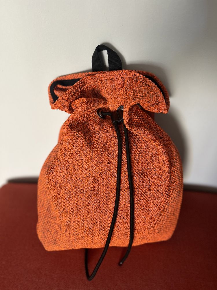 Mochila cor de laranja