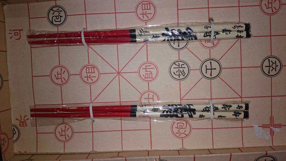 Oryginalne chińskie miseczki i pałeczki