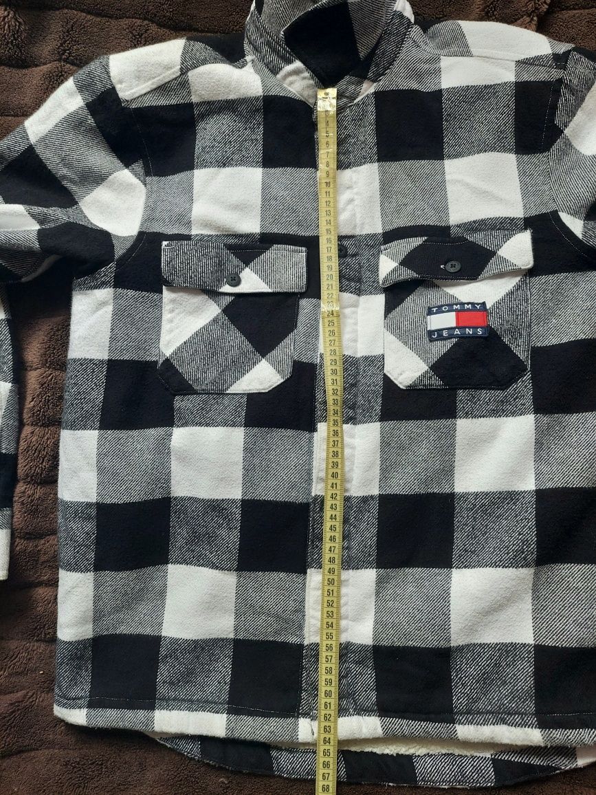 Куртка сорочка фірми Tommy Jeans Sherpa Levis оригінал 

Розмір:  M

С