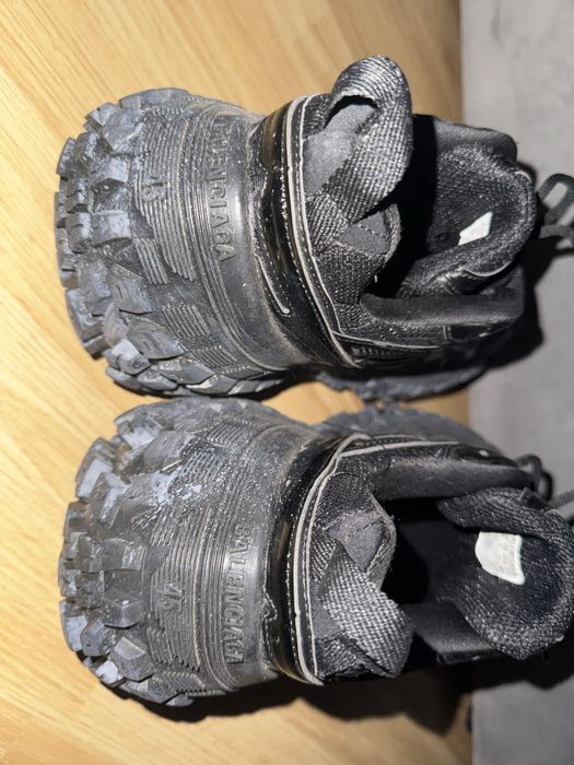 Balenciaga defender 45 46