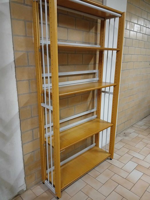 Estante em madeira. Cama individual.