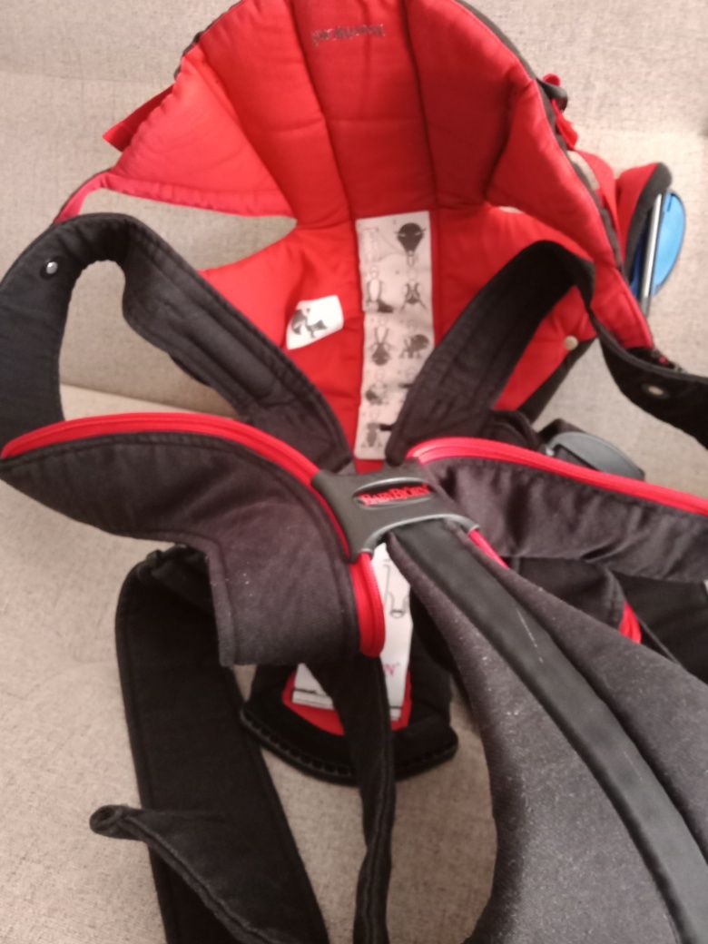 Nosidełko Baby Bjorn  czarne z czerwonymi dodatkami na wzrost od 53 do