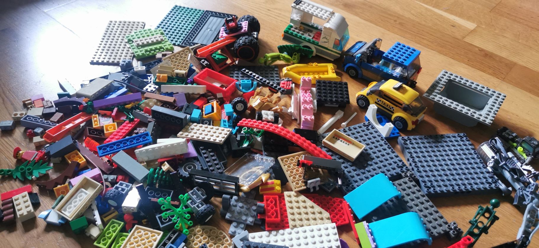 Mix klocków LEGO ~1,5 kg – pojazdy, płytki, minifigurki, różnorodne