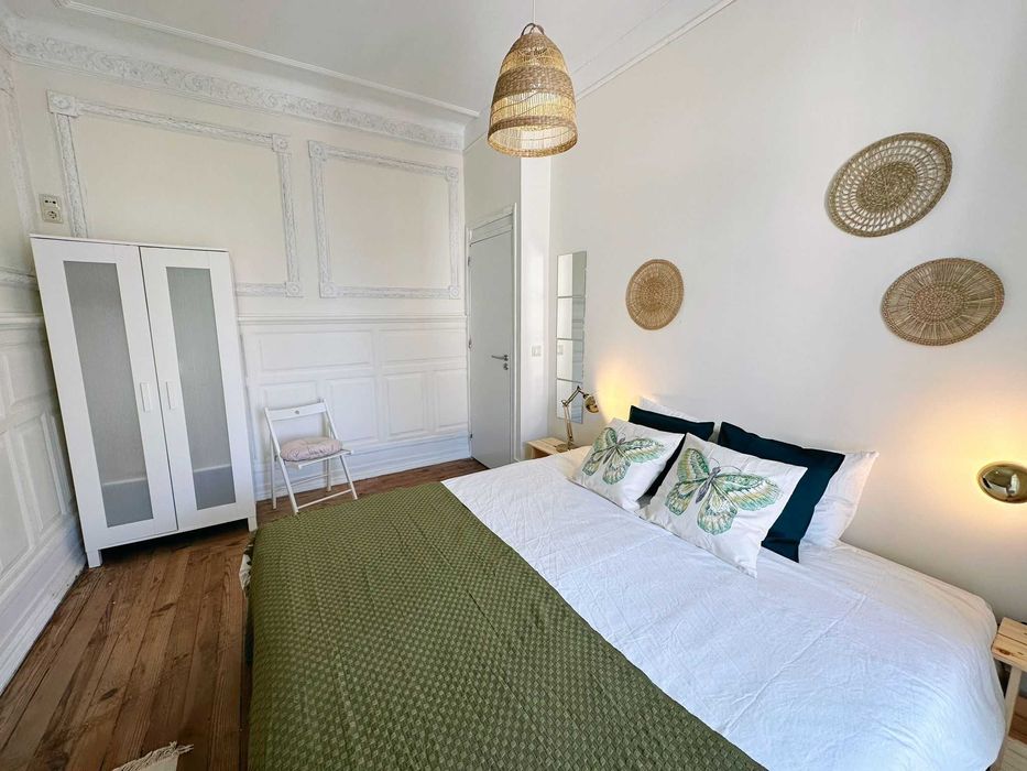 Quarto casal Av 5 Outubro sem caução entrada imediata