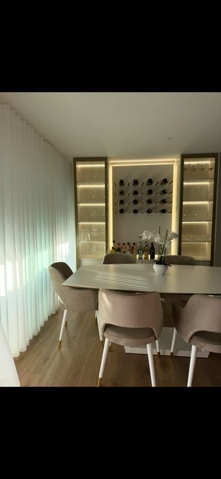 Mesa de jantar branca com promenor dourado
