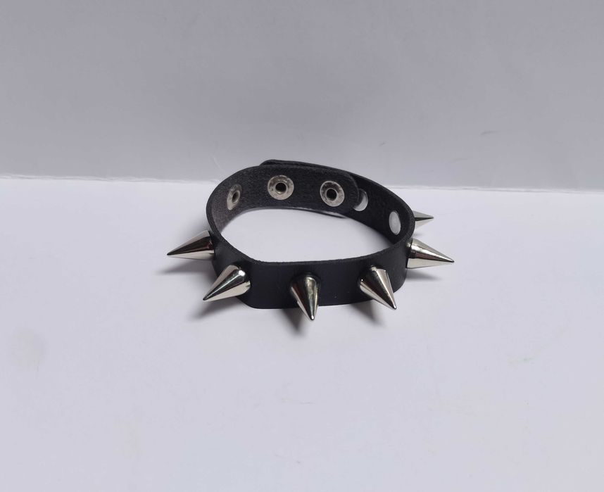 Pieszczocha, bransoletka: 1-rzędowe srebrne kolce (metal gothic, punk)