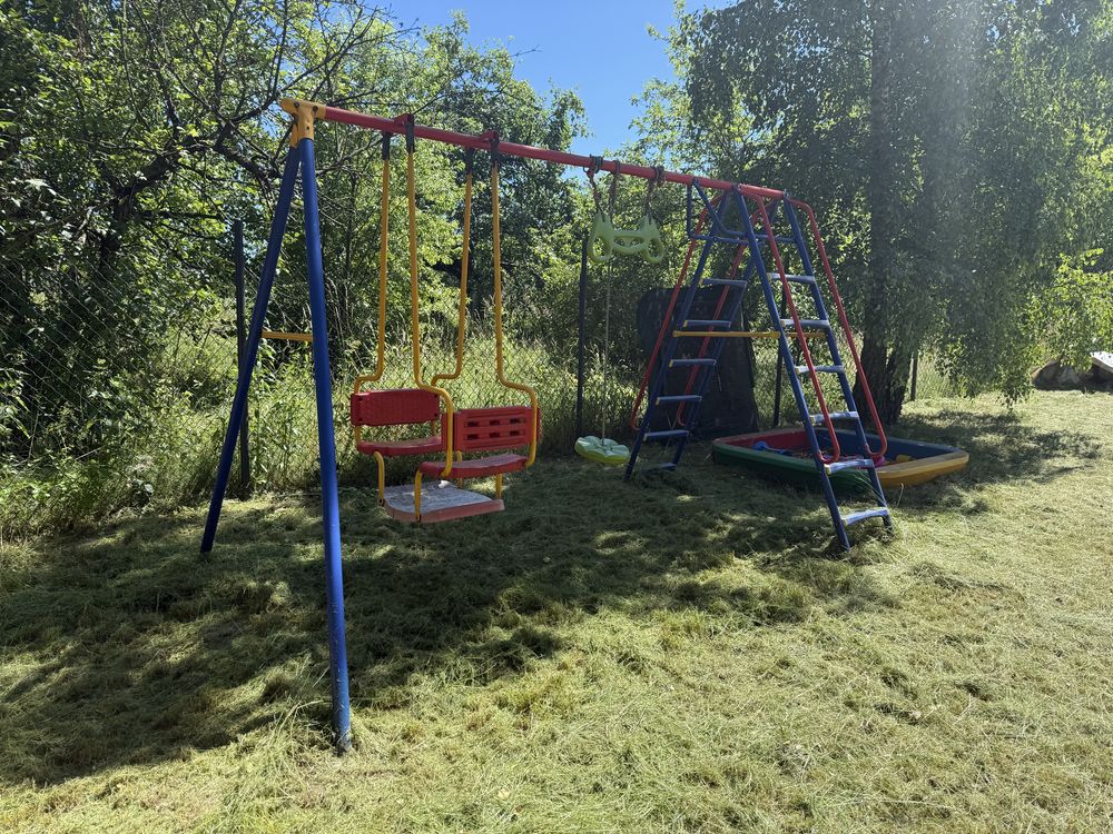 Plac zabaw zjezdzalnia hustawka trampolina piaskownica