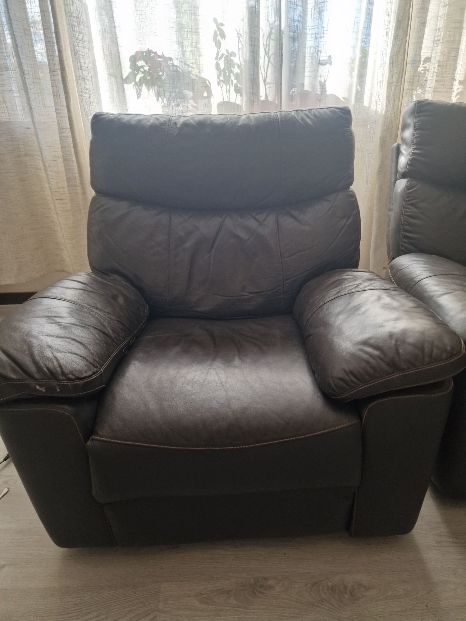 Vendo SOFÁ 3 lugares+ 2 poltronas em pele , Mecanismo automático