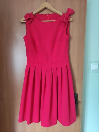 Sukienka koloru czerwonego.