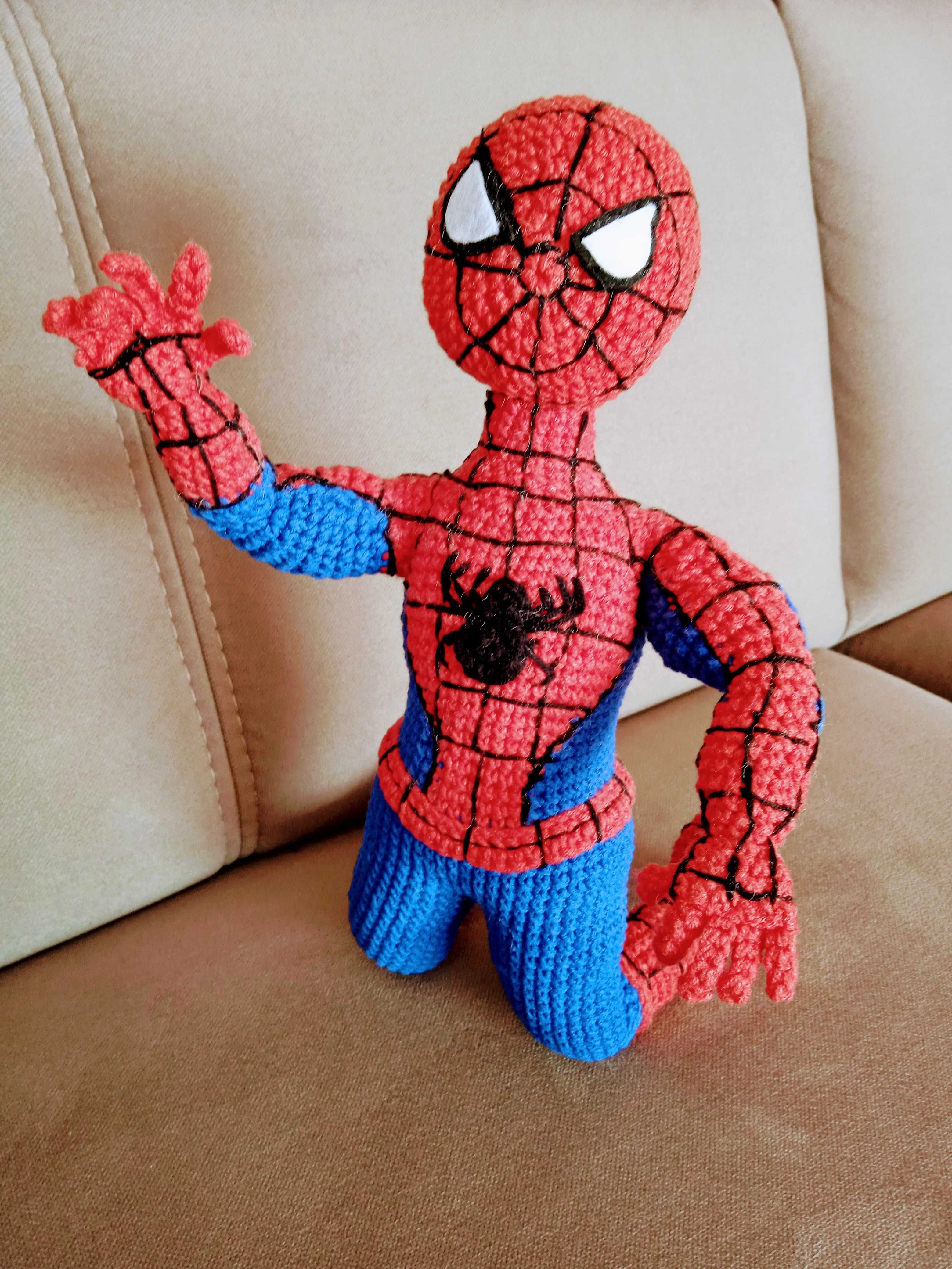 Spider man, maskotka na szydełku, amigurumi, rękodzieło