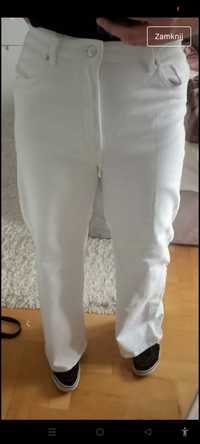 białe szerokie spodnie