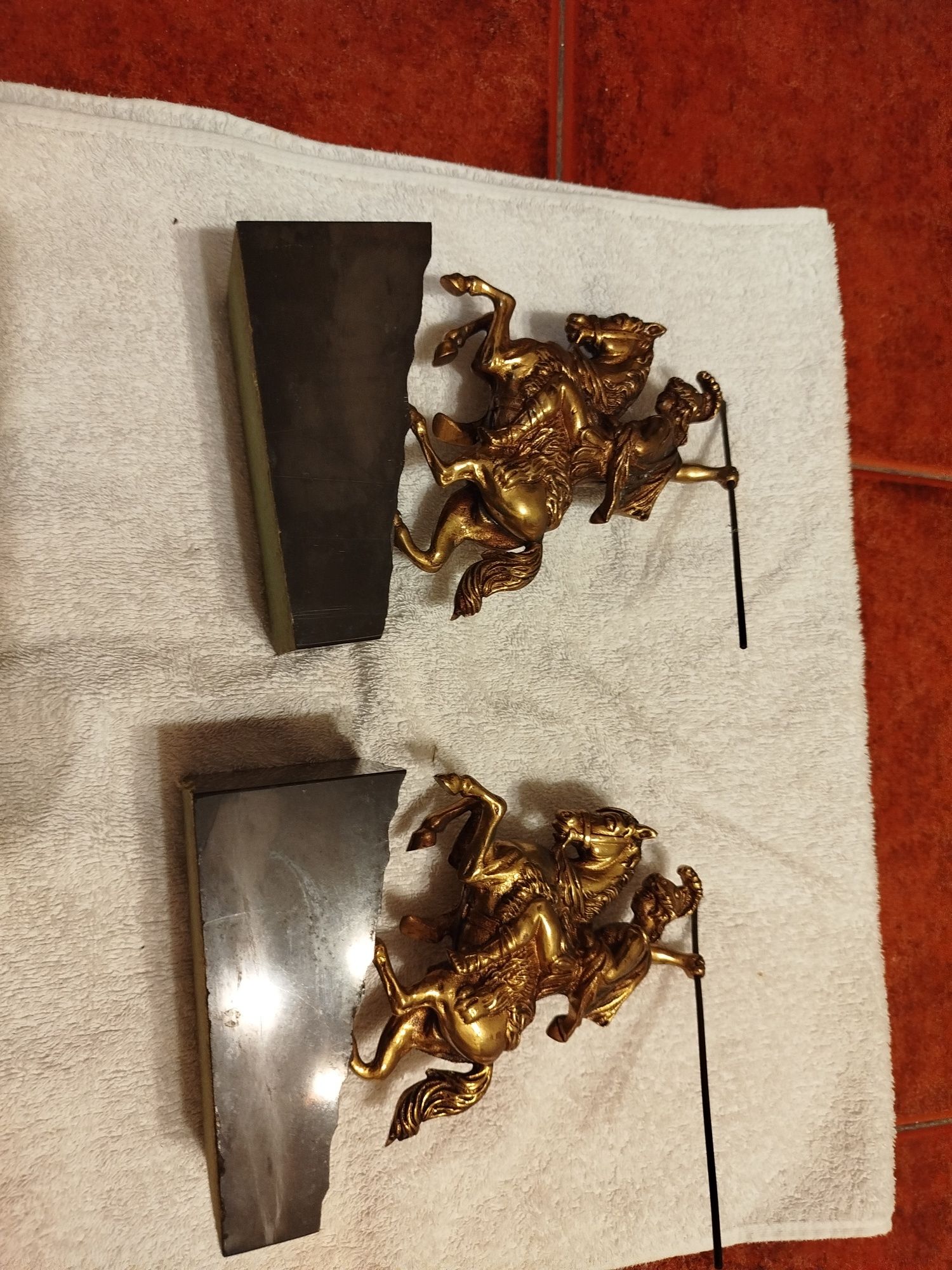 Duas esculturas antigas de um guerreiro em bronze e bases de mármore