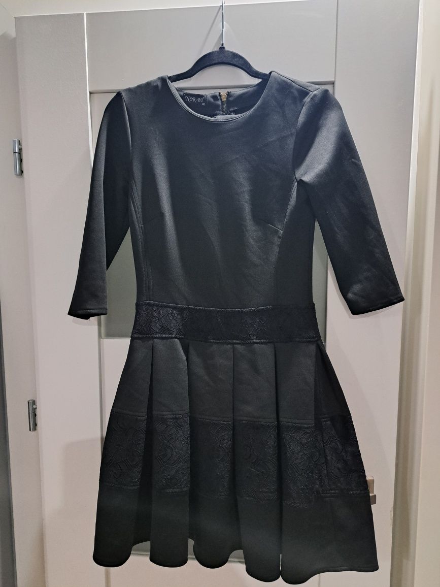 Sukienka czarna kloszowana koronka