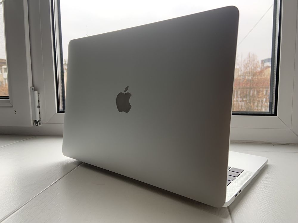 MacBook pro 13, 8/256, 2019 з touch bar, макбук