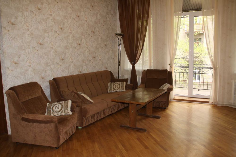 Сдем трехкомнатную квартиру в центре .