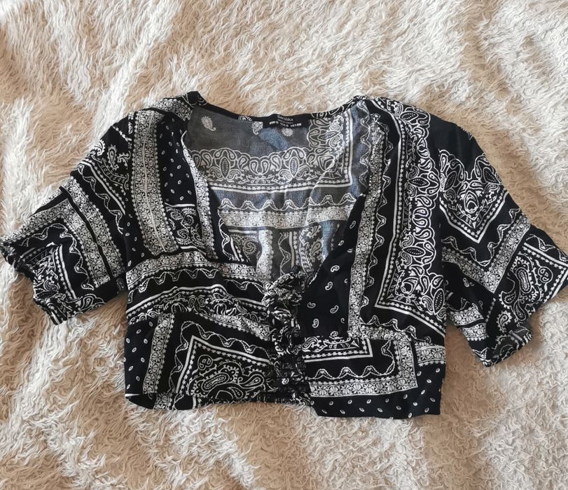 Crop top na krótki rękaw we wzory Bershka rozmiar S