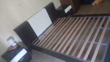 Cama com mesinhas