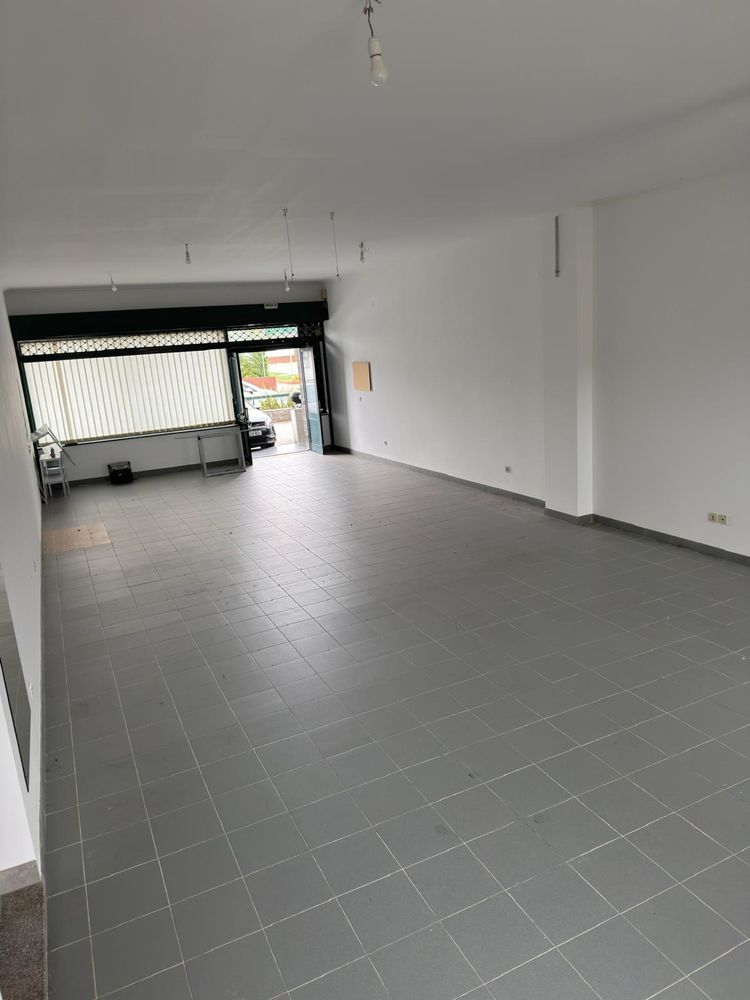 Loja Comercial Ampla com Garagem – Oportunidade Única!
