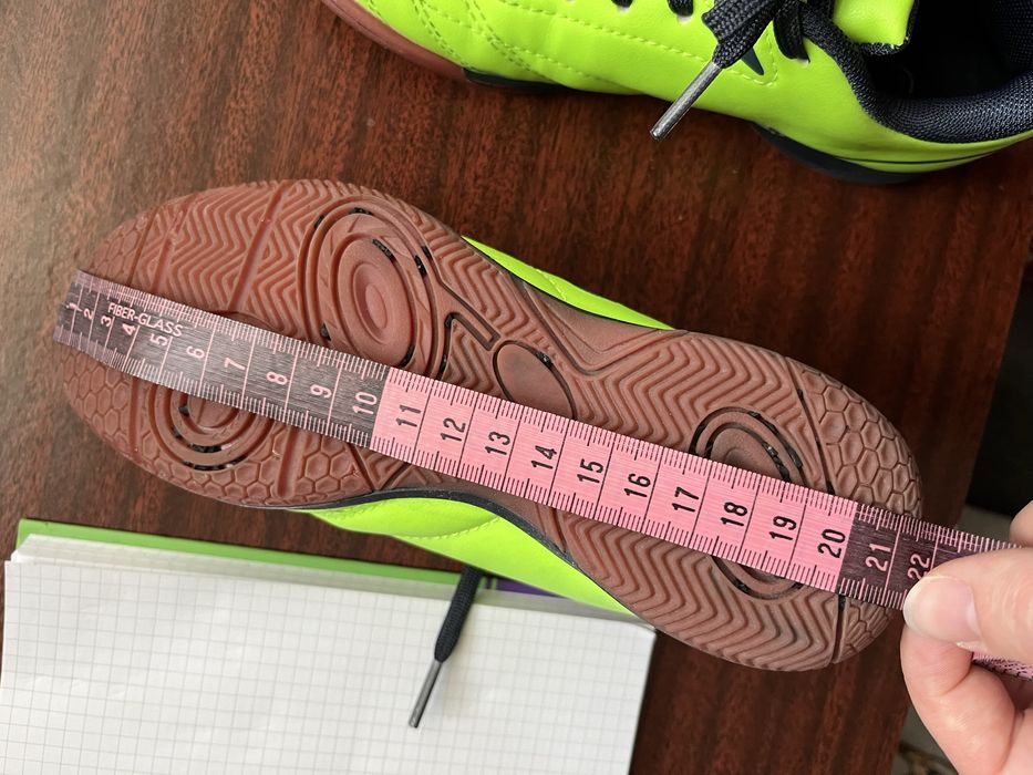 Продам кросівки футбольні 32 розмір