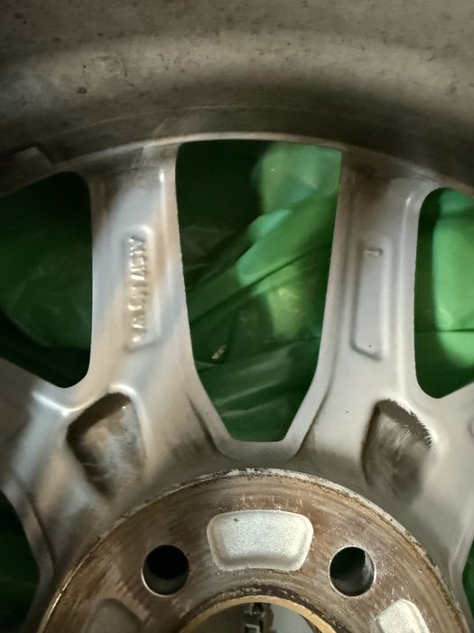 Volvo felgi z zimowymi oponami