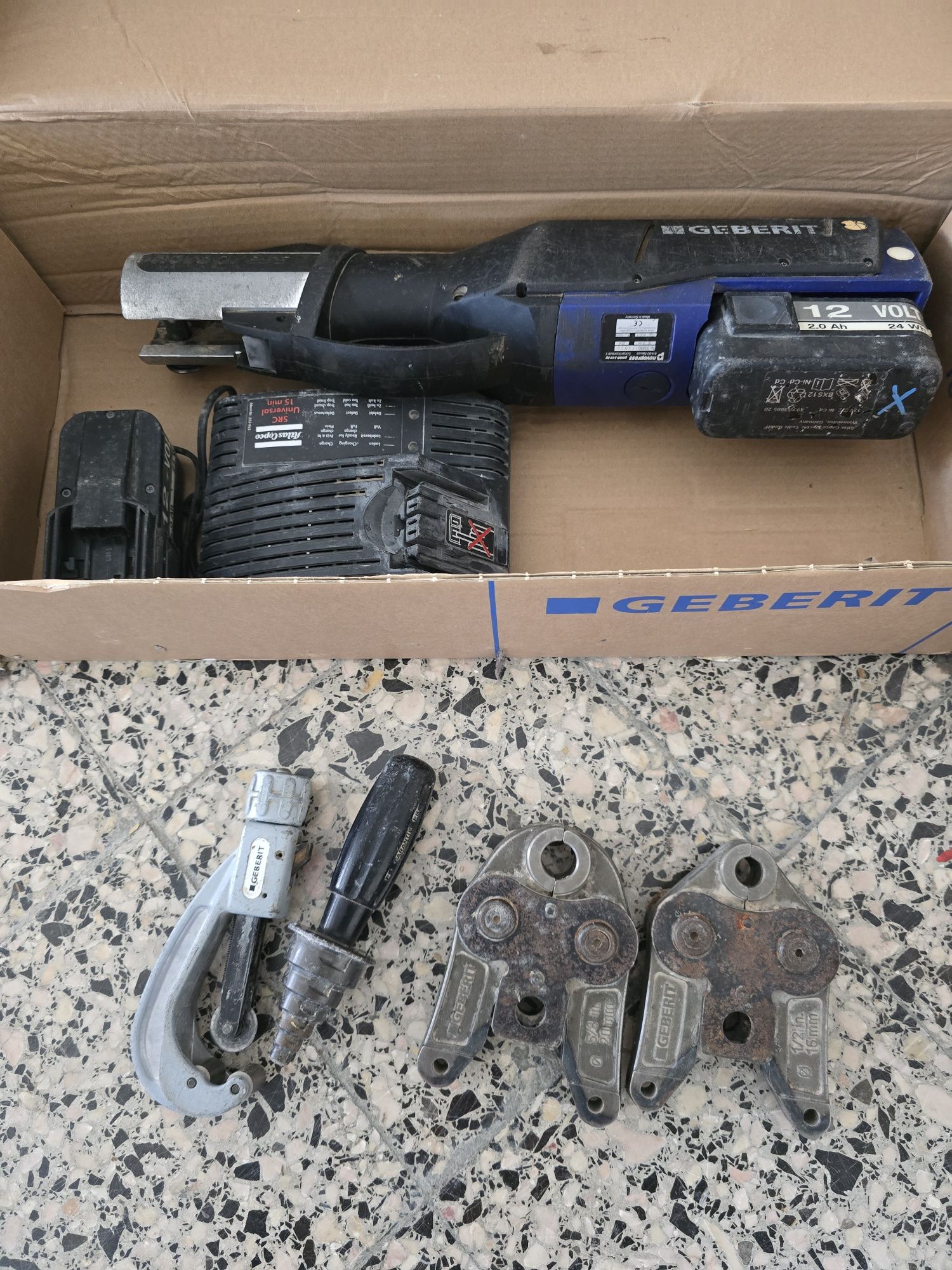 Máquina de cravar geberit