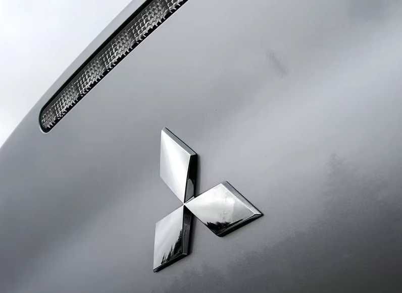 Емблема Mitsubishi на капот/решітку/багажник/руль (пластик,на скотчі)
