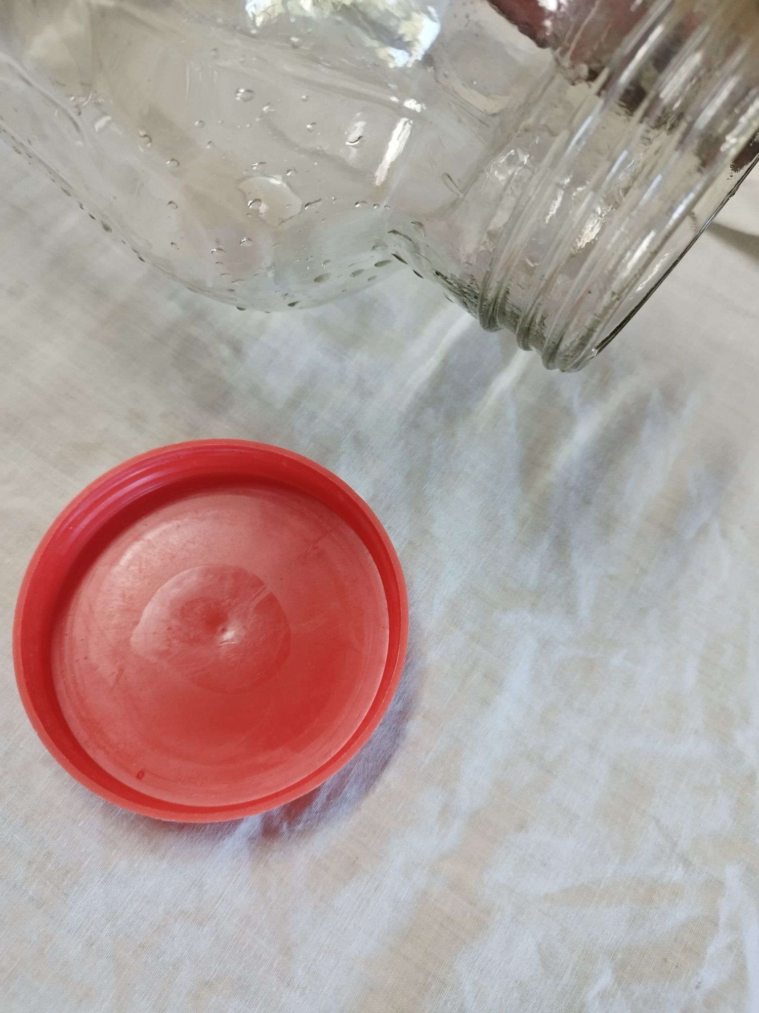Frasco grande de vidro com tampa roscada de plástico