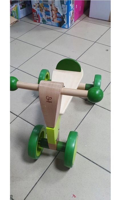 Hape Drewniany Rowerek Biegowy 4-kołowy Zielony