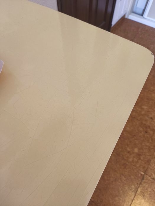 Conjunto de Quarto Bege e Branco com cabeceira, cómoda, mesas cabeceir