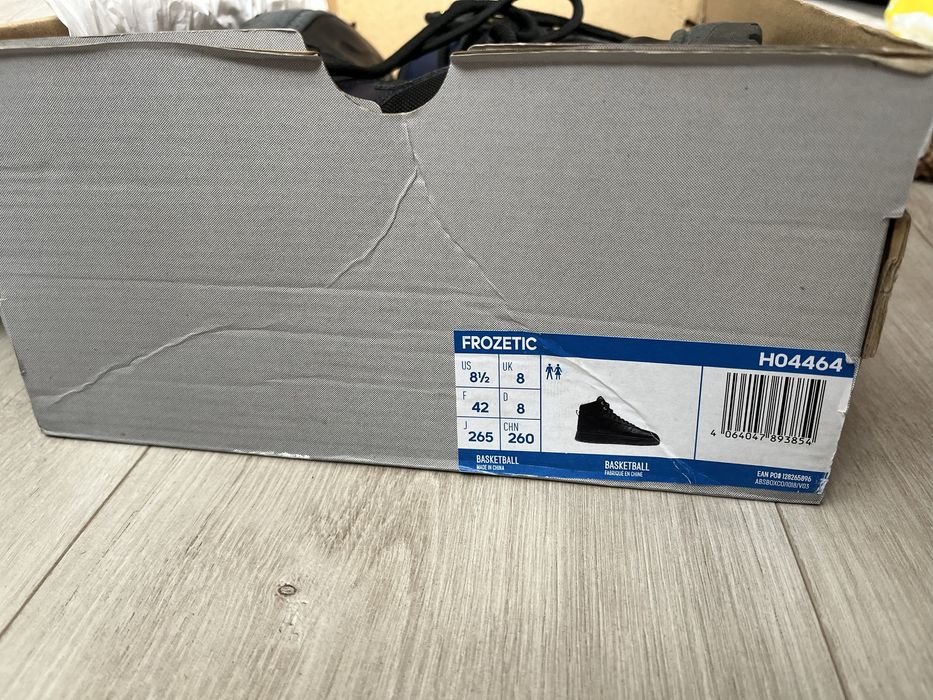 Adidas взутя на хлопця-чоловіка