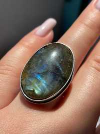 Серебряное кольцо с разноцветным лабрадором. Размер 17.75