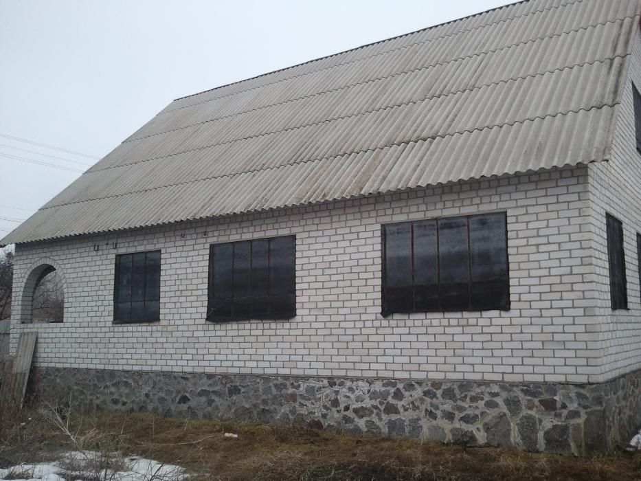 продам дом без внутренних работ пгт. Краснокутск
