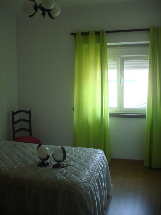 candeeiros, cortinado e cadeira