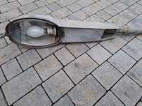 Sprawna lampa uliczna z uchwytem
