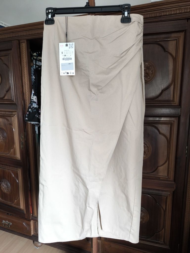 Vendo Saia Zara S com franzido nova com etiqueta